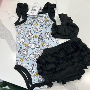Bestaroo 3-6 Month chicken onesie with ruffled bloomers and bow, NWT